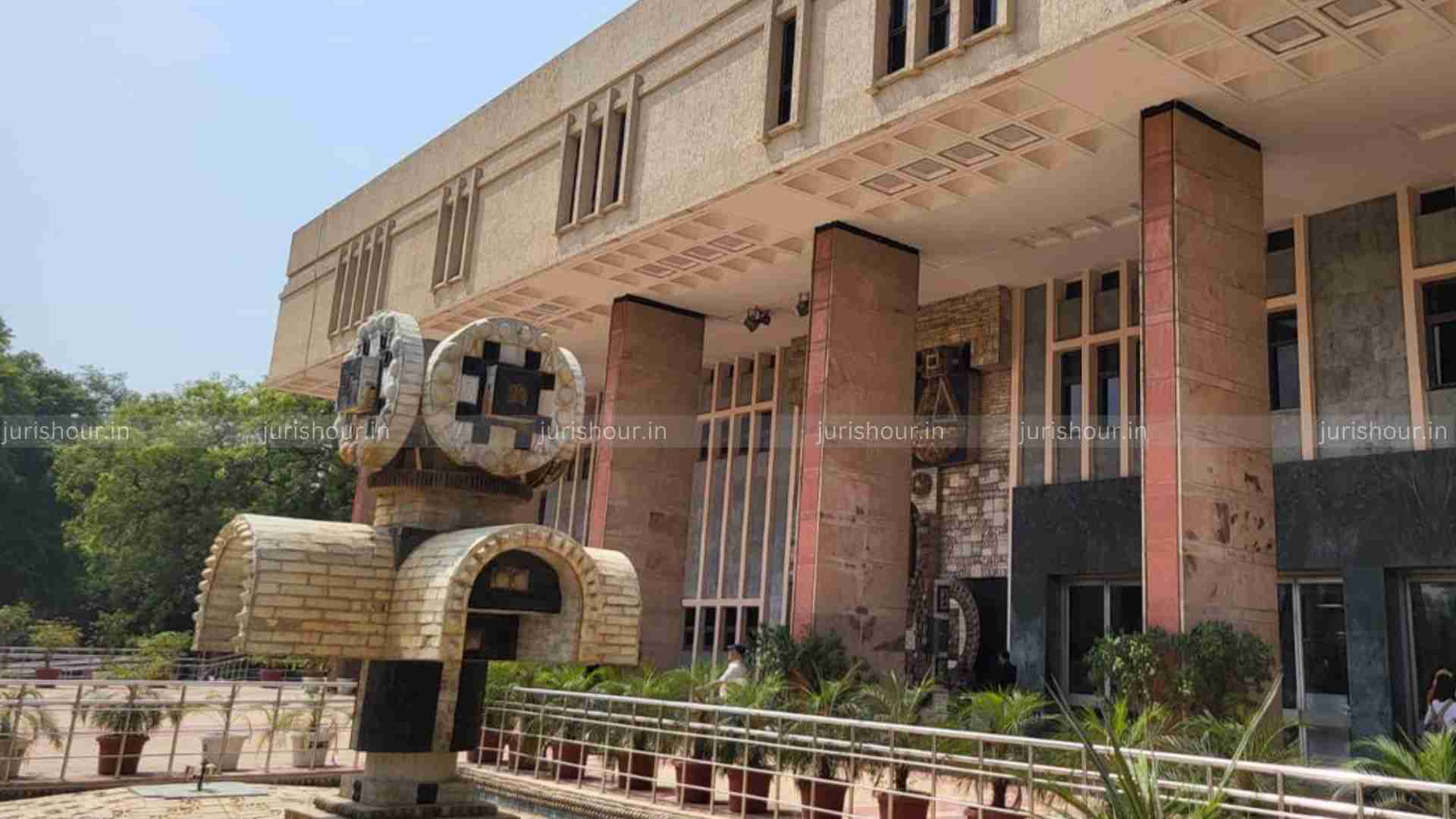 Printed Waiver Of SCN Can’t Be Considered To Be An Oral SCN: Delhi High Court Directs Release Of Goods Detained Without SCN, Storage Charges To Be Borne By Traveller Printed Waiver Of SCN Can’t Be Considered To Be An Oral SCN: Delhi High Court Directs Release Of Goods Detained Without SCN, Storage Charges To Be Borne By Traveller